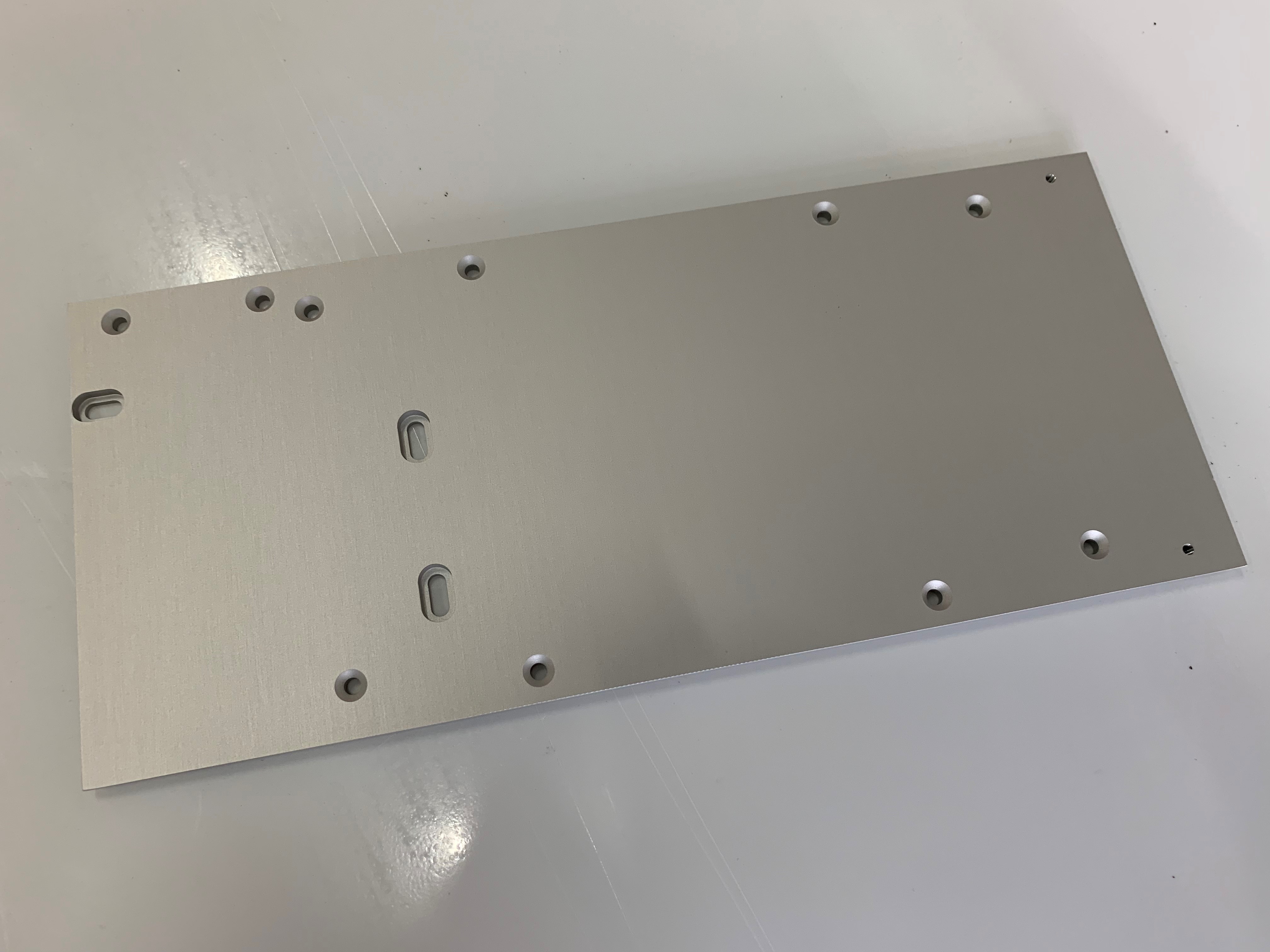 Platte aus Aluminium gefräst und eloxiert