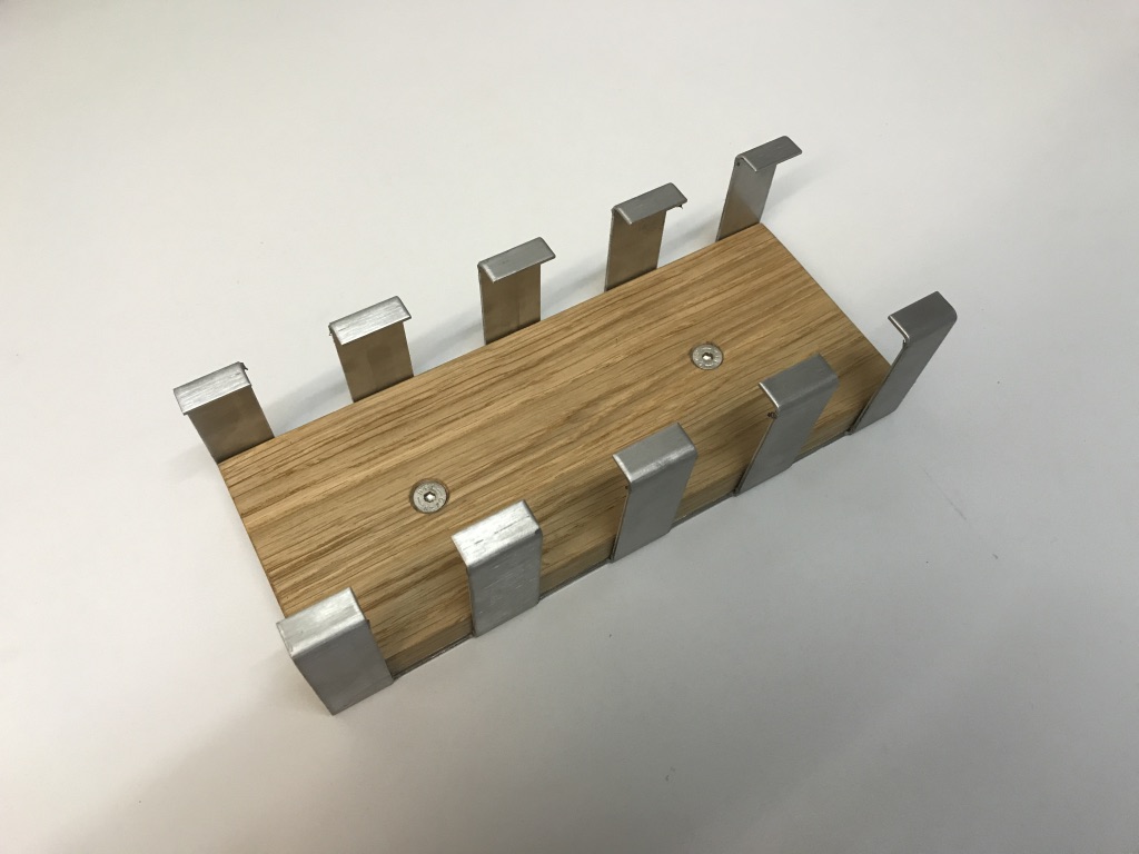Metallhaken auf Holzleiste